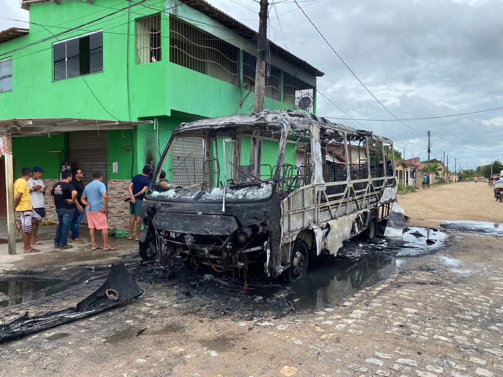 Criminosos ateiam fogo em em ônibus em Parnamirim, na Grande Natal — Foto: Pedro Trindade/Inter TV Cabugi