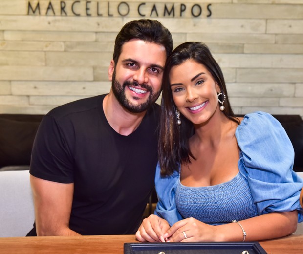Ivy Moraes e Rogério Fernandes escolhem acessórios para casamento (Foto: Leo Franco/AgNews)