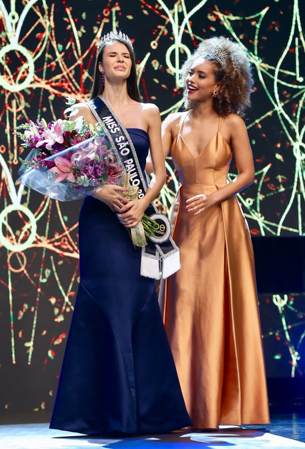 Paula Palhares é coroada por Karen Porfiro, Miss São Paulo 2017 (Foto: Manuela Scarpa/Brazil News​)
