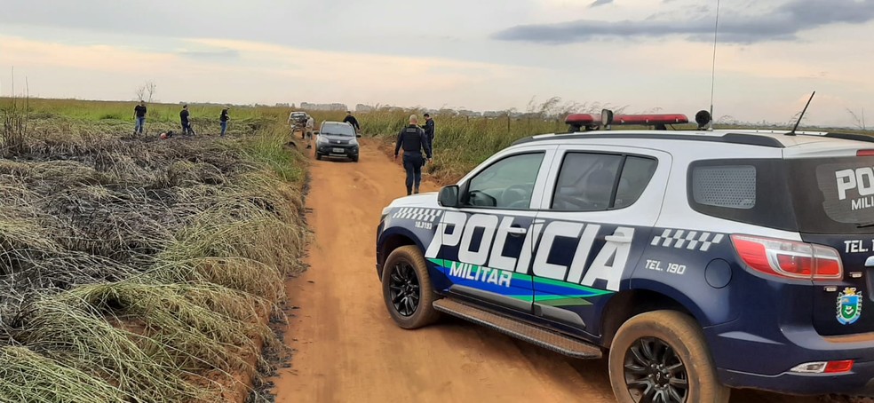 Polícia no local onde o corpo foi encontrado, em Campo Grande — Foto: José Aparecido/TV Morena