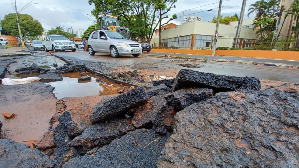 Temporal causa alagamentos, volta a descolar asfalto e deixa até caminhão da Emdurb submerso em Bauru — Foto: Fernando Savioli/TV TEM
