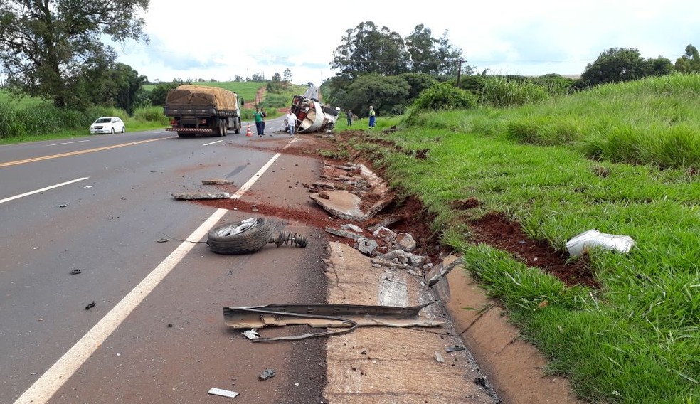 Peças dos veículos envolvidos ficaram espalhadas no acostamento da SP-333 (Foto: Arquivo pessoal/João Polo)