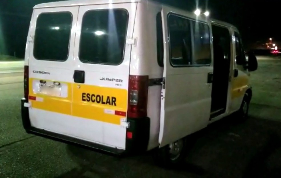 Van escolar foi roubada em Imbituba, no Sul catarinense (Foto: PRF/ DivulgaÃ§Ã£o)