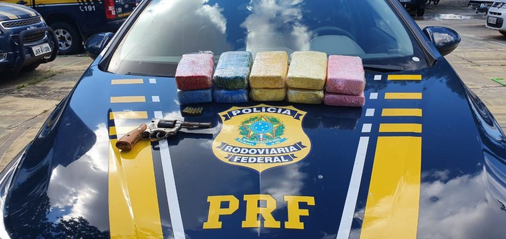 Droga foi apreendida em fundo falso de veículo na BR-316, em Teresina — Foto: Divulgação/PRF