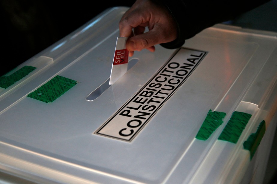Eleitor deposita voto sobre proposta de nova Constituição do Chile em urna