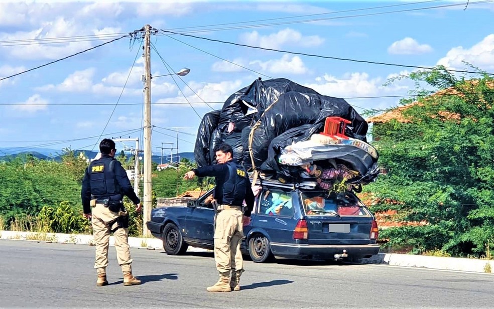 Além da carga, motorista estava com CNH vencida e havia mais ocupantes do que a capacidade do carro — Foto: Divulgação/PRF