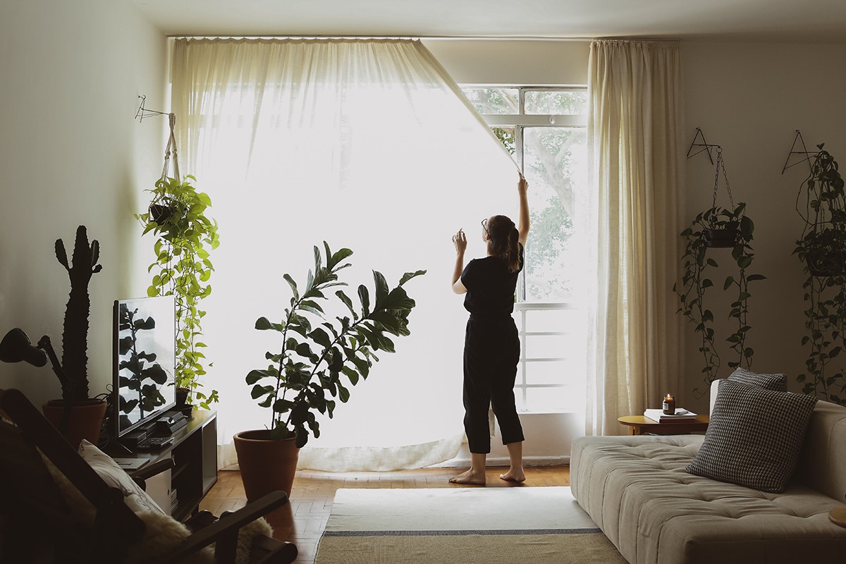 Arrumar a casa e controlar a entrada de luz natural podem ajudar a criar um ambiente mais aconchegante no lar  (Foto: Dani Neves / @andovendotudo / Divulgação)