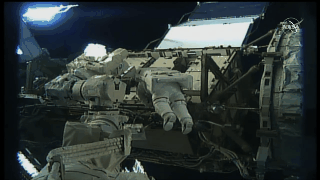 Koch "flutua" do lado de fora da ISS (Foto: Reprodução Youtube NASA)