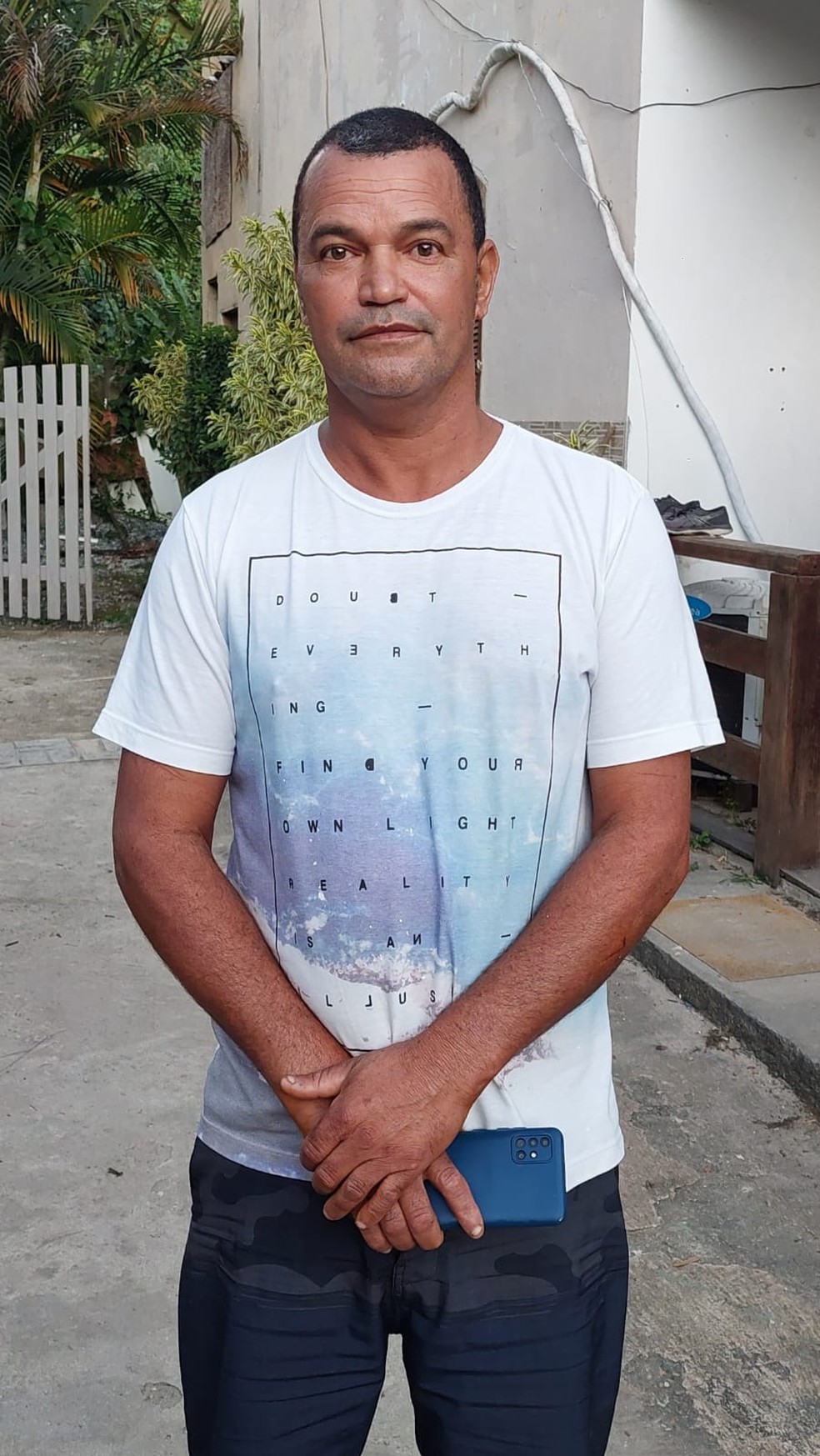 Jardineiro Nelson Nedy Ribeiro, de 50 anos, caiu no mar no Roncador e foi arrastado para a Ilha de Palmas — Foto: Guilherme Vizane/ TV Globo