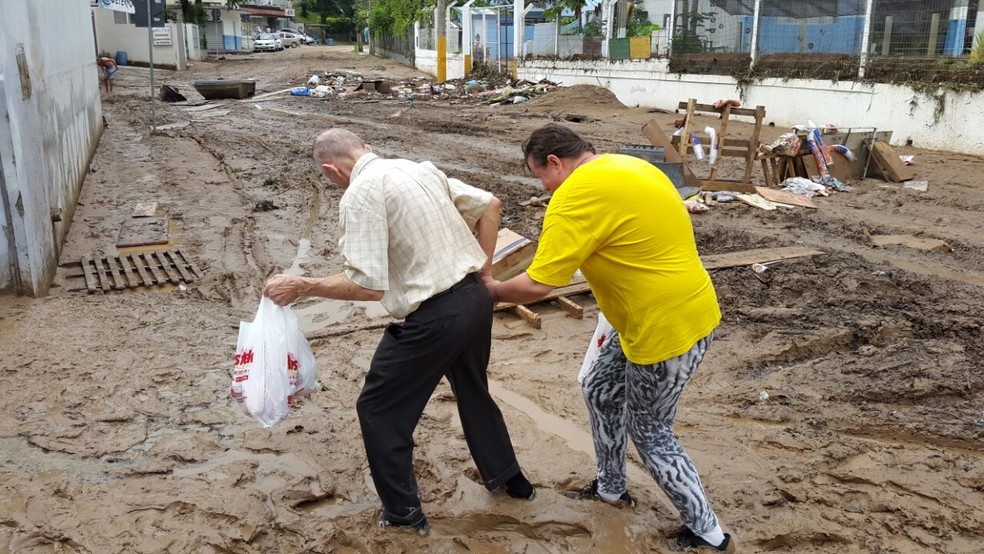 moradores de blumenau precisaram enfrentar lama apos chuva forte - Bairros de Joinville ficam totalmente alagados após temporal