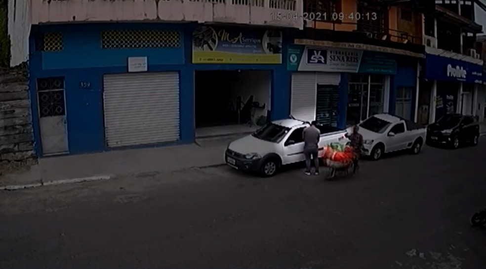 Câmeras de segurança flagram homem roubando carro em Itabuna, sul da Bahia — Foto: Reprodução/TV Bahia