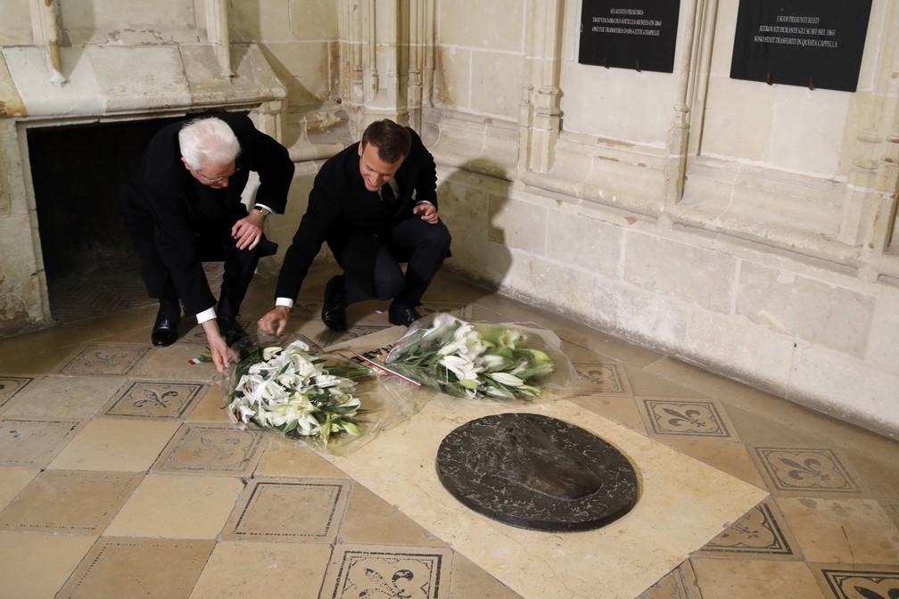 Os presidentes italiano, Sergio Mattarella, e francês, Emmanuel Macron, deixam flores no túmulo de Leonardo da Vinci, durante as comemorações dos 500 anos de morte do pintor  — Foto: Philippe Wojazer, Pool via AP