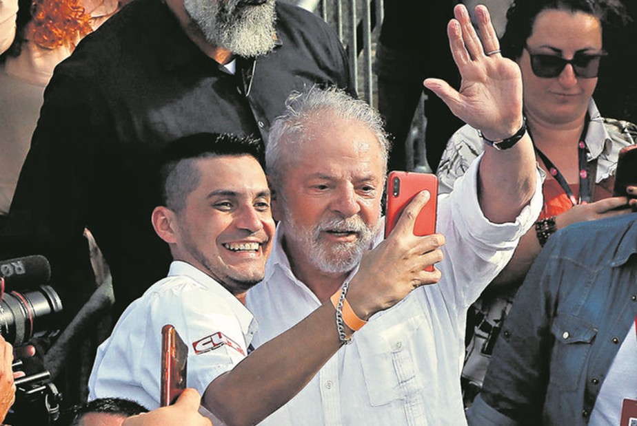 Lula posa com eleitor em São Bernardo do Campo: PT partirá para a campanha de desconstrução do rival