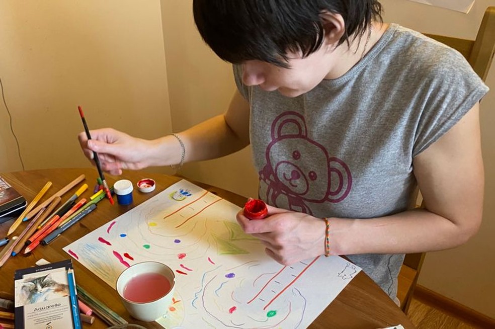 Nina começou aulas de arte — Foto: Anfisa Karchevskaya/BBC