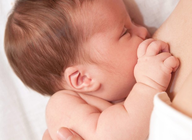 Amamentação; mãe; filho; recém-nascido (Foto: Shutterstock)