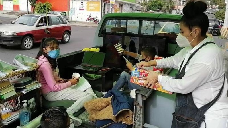 BBC - Dona de uma loja de tortilhas no México, Dávila converteu porta-malas de caminhonete em espaço de estudos (Foto: DALIA DÁVILA/BBC)