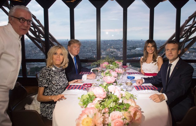 French President Emmanuel Macron (R), his wife Brigitte Macron (2nd L), US President Donald Trump (3rd L) and First Lady Melania Trump (2nd R) pose with  French chef Alain Ducasse (L) as they attend a dinner at Le Jules Verne Restaurant on the Eiffel Towe (Foto: AFP/Getty Images)