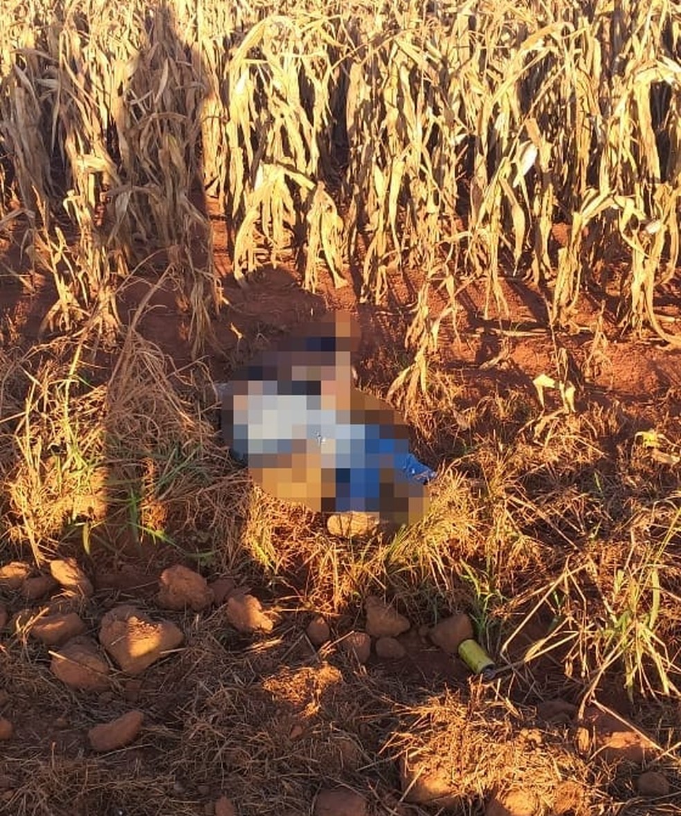 Corpo foi encontrado &agrave;s margens da estrada &mdash; Foto: Divulga&ccedil;&atilde;o