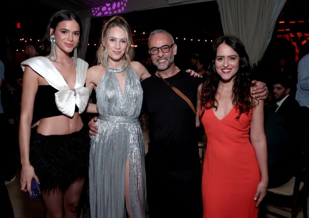 MIAMI BEACH, FLORIDA - DECEMBER 01: (L-R) Bruna Marquezine, Dylan Penn, Francisco Costa and guest attend CORE Miami: a special evening hosted by Sean Penn to benefit CORE's Crisis Response Programs in Latin America, Haiti, and Brazil at Soho Beach House o (Foto: Getty Images for CORE)