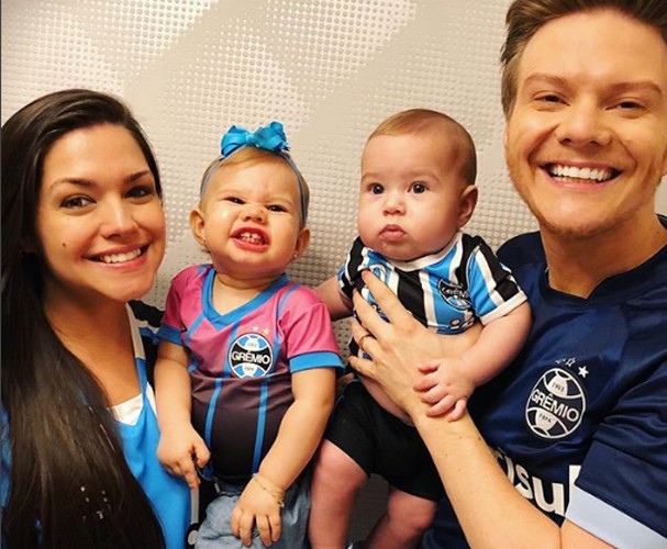 Teló e Fersoza com os filhos na torcida pelo Grêmio (Foto: Instagram/Reprodução) Teló e Fersoza com os filhos na torcida pelo Grêmio (Foto: Instagram/Reprodução)