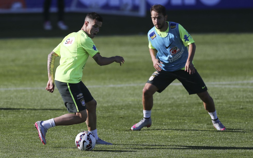 Philippe Coutinho e Everton Ribeiro no treino da seleção brasileira em Santiago, durante a Copa América de 2015 — Foto: Leo Correa / Mowa Sports