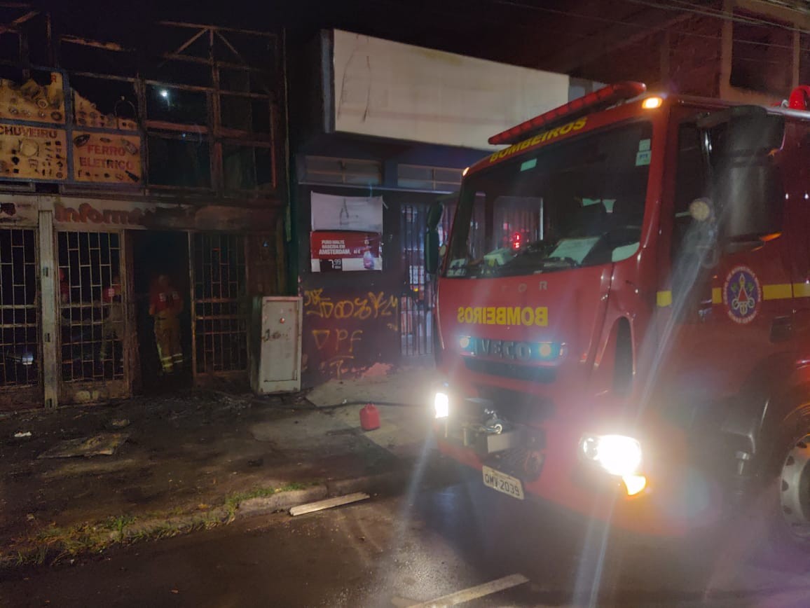 Bombeiros controlam incêndio em galpão de eletrônicos em Ipatinga