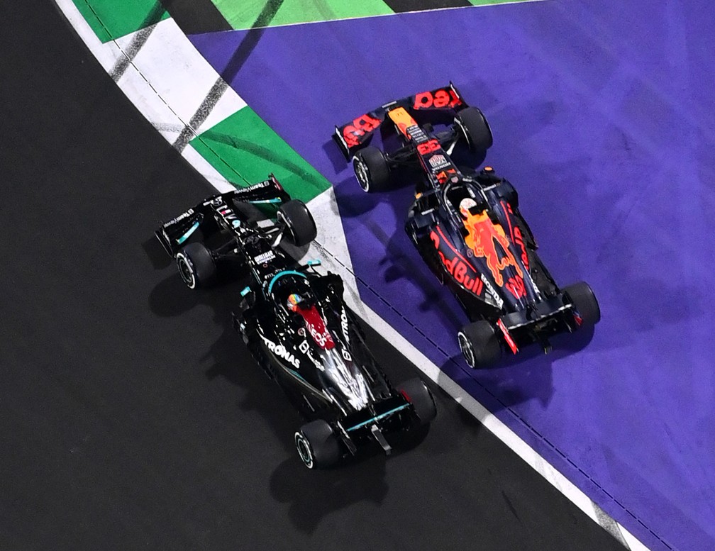 A primeira polêmica da corrida, quando Max Verstappen força a barra para passar Lewis Hamilton por fora da pista — Foto: Dan Mullan/Getty Images