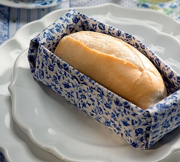 Com tecido mais estruturado, o guardanapo vira uma cestinha para o pão. Um mimo para os convidados