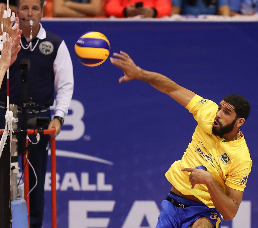 Wallace é habitualmente o maior pontuador da seleção — Foto: FIVB