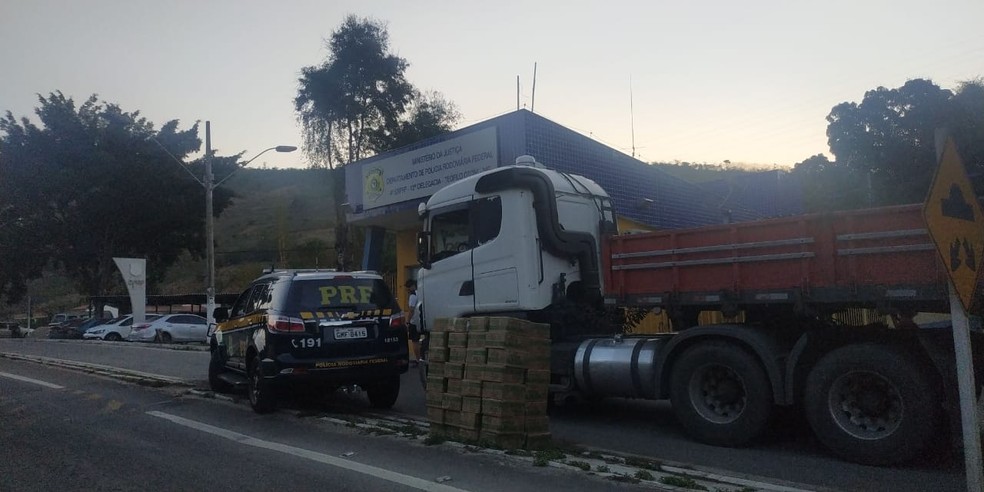 Denúncias apontaram que caminhoneiro havia furtado carga de acidente, foram apreendidos 1.260 pacotes de café — Foto: Polícia Rodoviária Federal/Divulgação