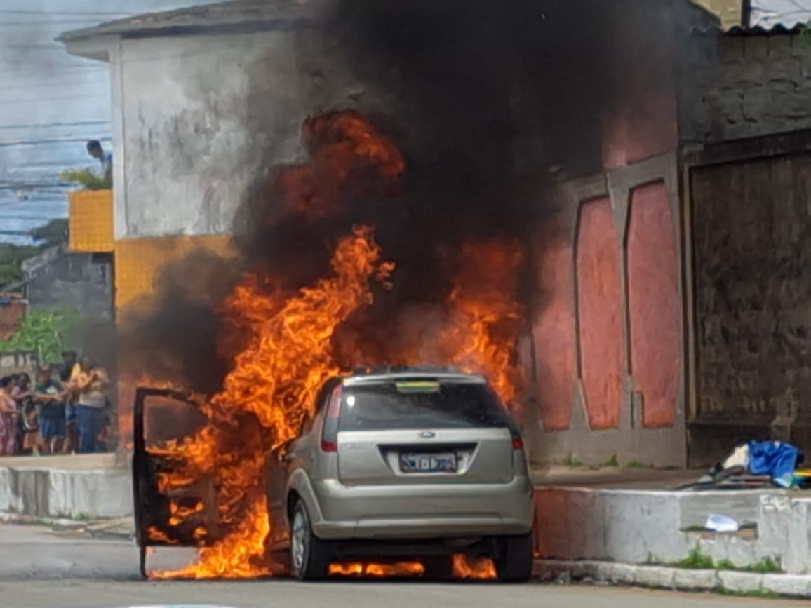Carro pega fogo perto da Feirinha do Tabuleiro, em Maceió