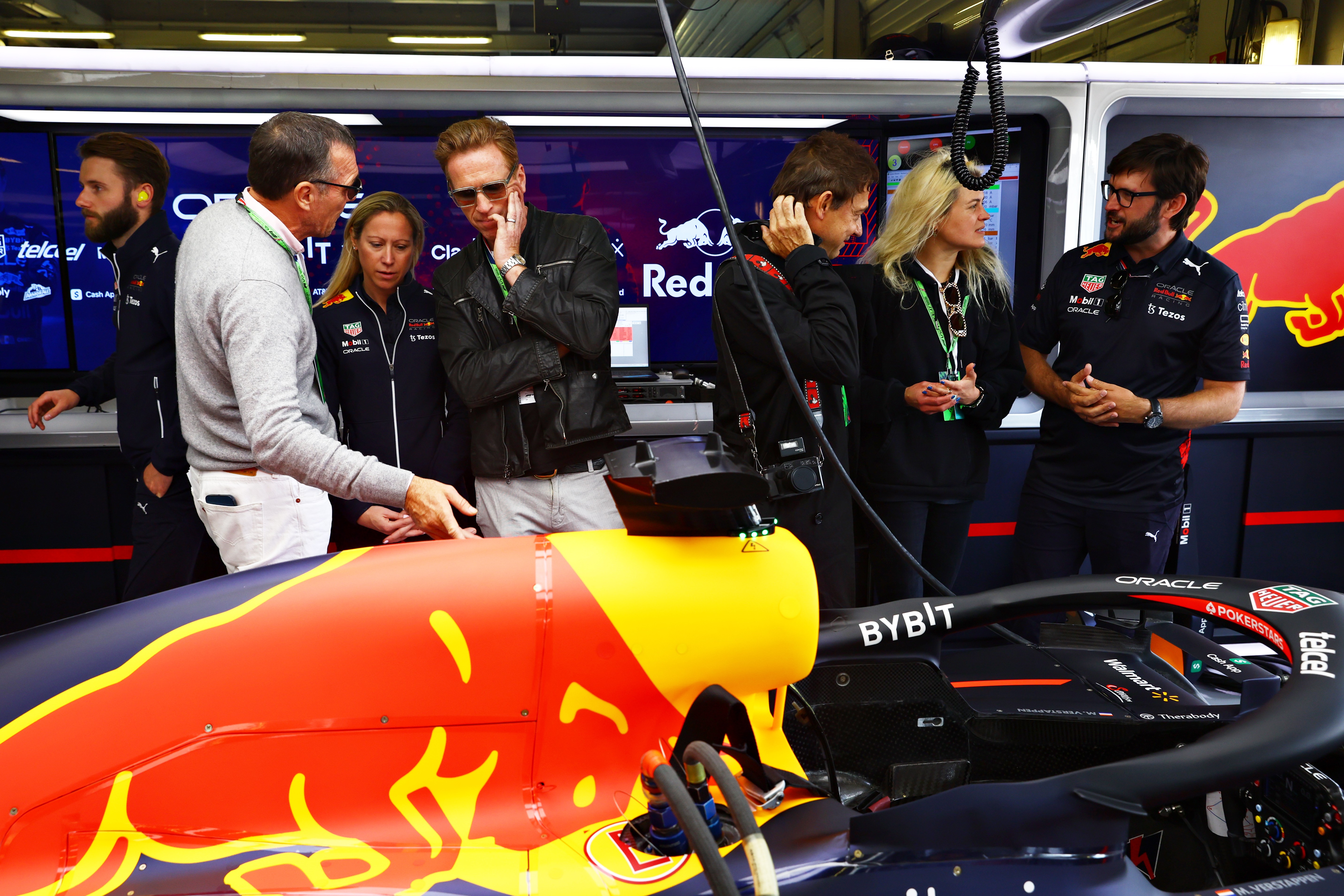 Damian Lewis e Alison Mosshart no box da equipe Red Bull, no GP da Inglaterra de Fórmula 1 (Foto: getty)