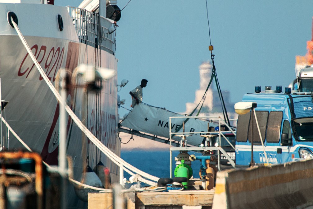 Um imigrante resgatado desembarca do Gregoretti na costa da ItÃ¡lia â€” Foto: Antonio Parrinello/Reuters