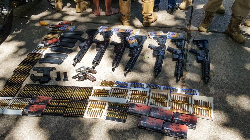 Sete fuzis que seriam entregues na Nova Holanda são apreendidos pela PRF (Foto: Divulgação)