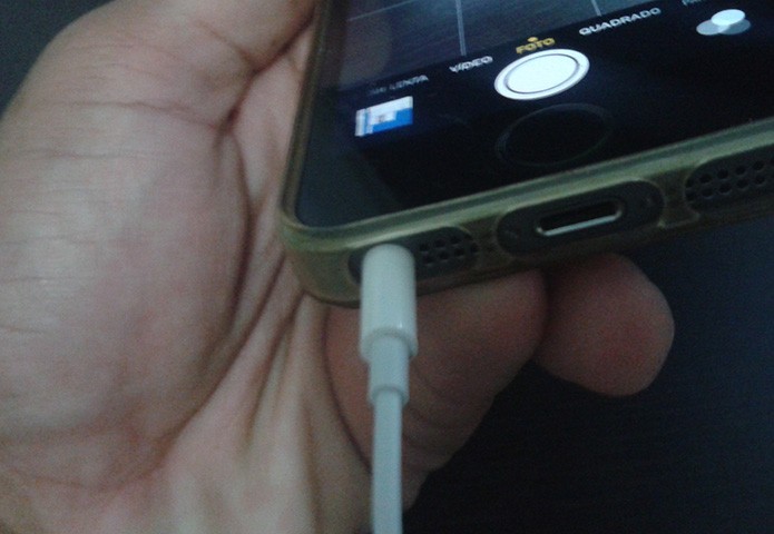 Conectando os fones de ouvido da Apple ao iPhone (Foto: Marvin Costa/TechTudo)