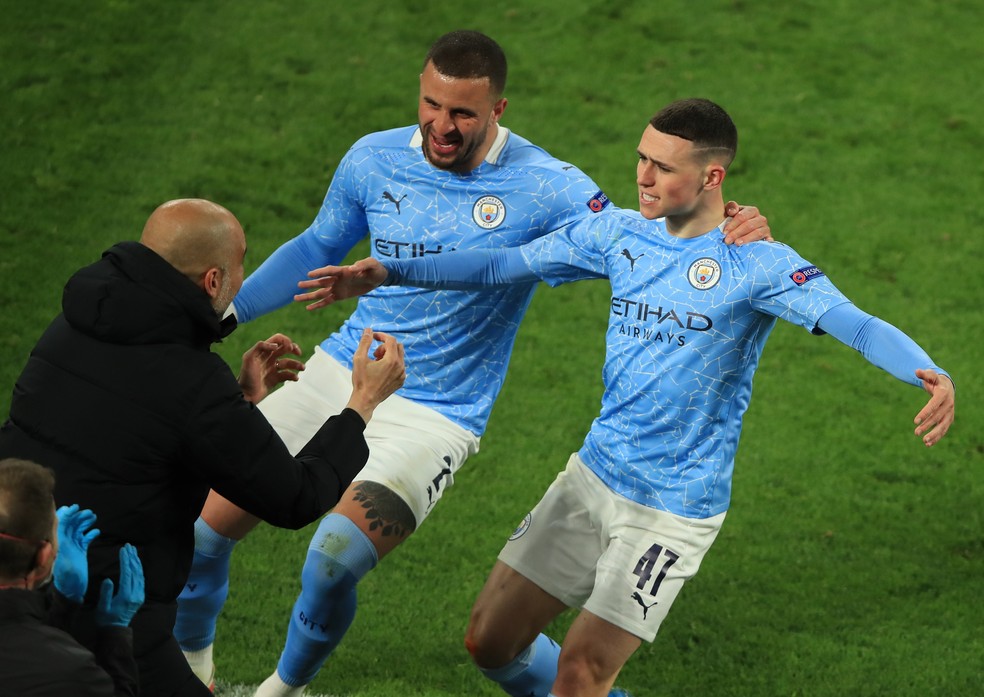 Kyle Walker e Phil Foden comemoram gol do Manchester City com Guardiola  — Foto: REUTERS/Wolfgang Rattay