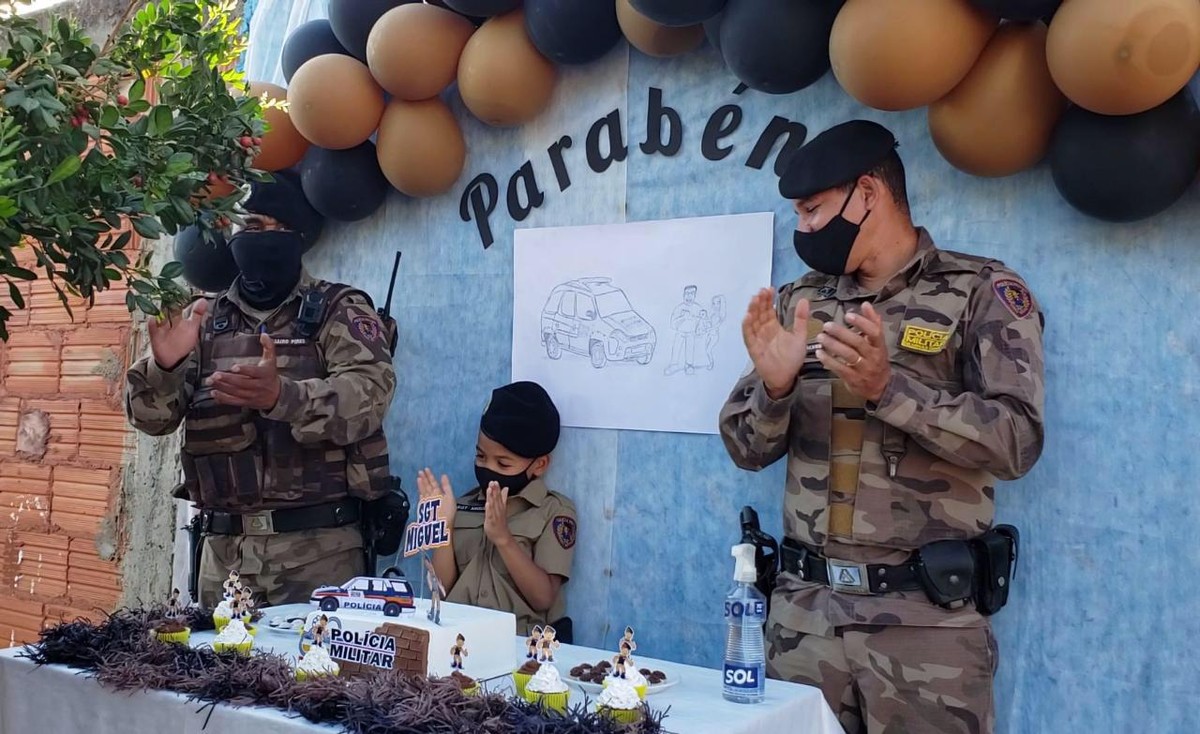 
Criança que sonha em ser policial ganha festa temática e se emociona com presença de militares: 'Vou estudar para quando crescer ser polícia'