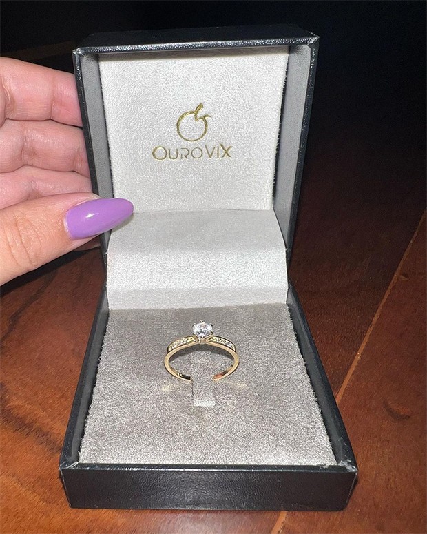 Ivy Moraes ganhou anel solitário do namorado, Fernando Borges (Foto: Reprodução / Instagram)