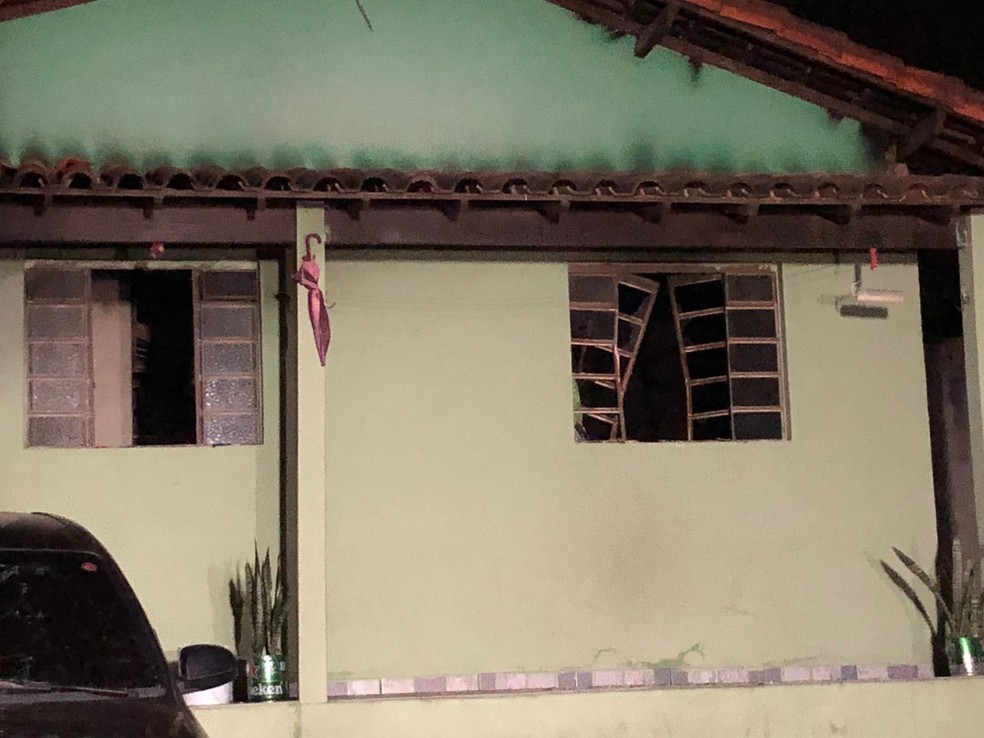 Casa foi incendiada em Esmeraldas — Foto: Danilo Girundi/TV Globo