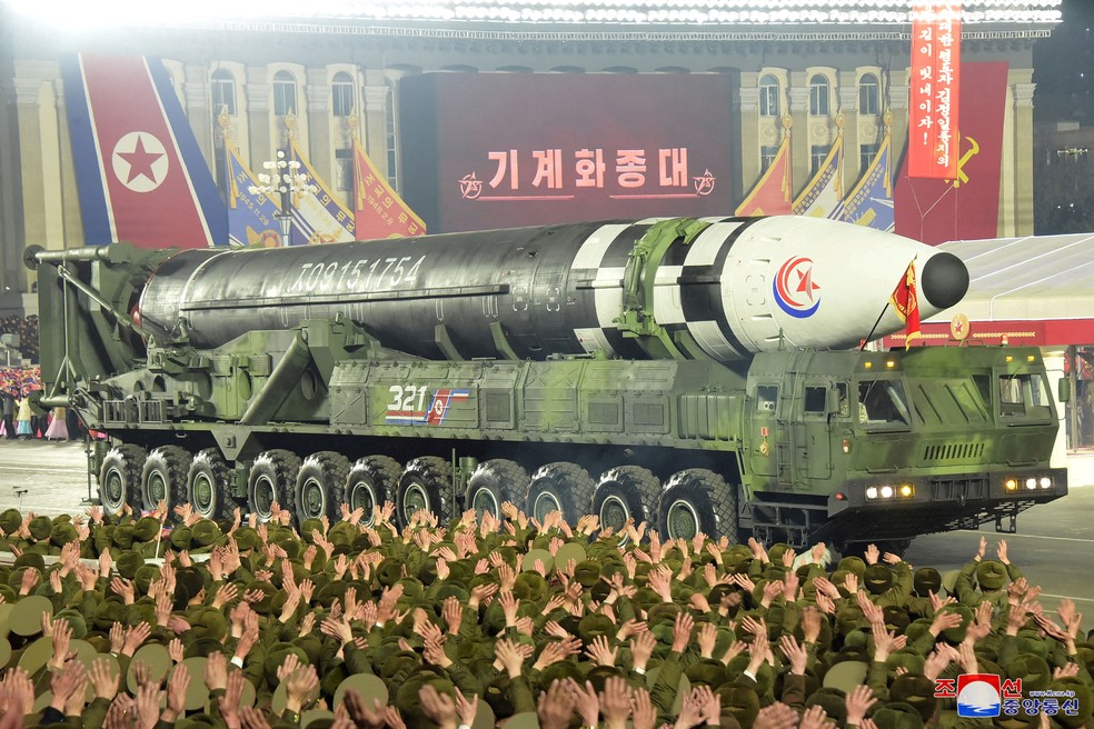 Míssil é exibido durante um desfile militar feito em celebração ao 75º aniversário do exército da Coreia do Norte, em 8 de fevereiro de 2023. — Foto: KCNA/ Reuters