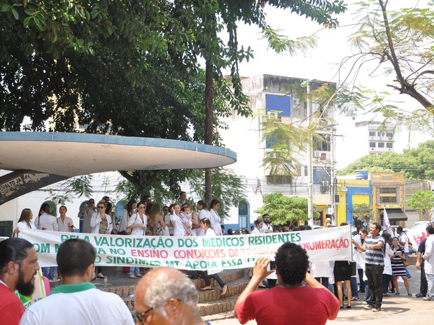 Com faixas, eles protestaram na Praça Alencastro, no Centro de Cuiabá (Foto: Claryssa Amorim/ G1)