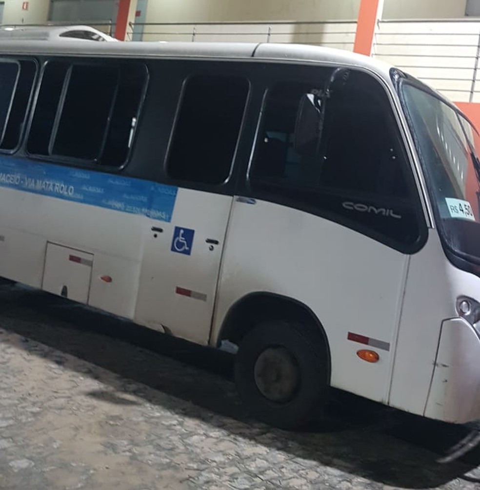 Ônibus de concessionária de transporte público de Alagoas usada para lavar dinheiro do tráfico de drogas foi apreendido pela Operação Master, nesta quarta (23) — Foto: PCPE/Divulgação