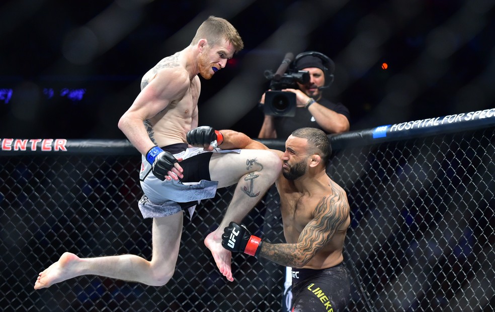 Cory Sandhagen acerta joelhada voadora em John Lineker â?? Foto: Jason Silva