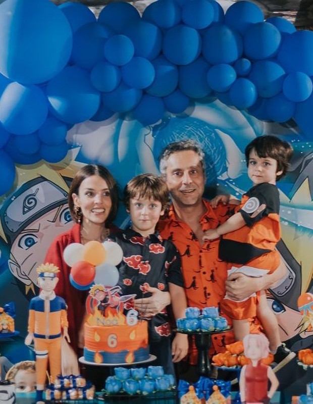 Alexandre Nero e a mulher, Karen Brusttolin, posam com os filhos Noá e Ínã  (Foto: Reprodução/Instagram)