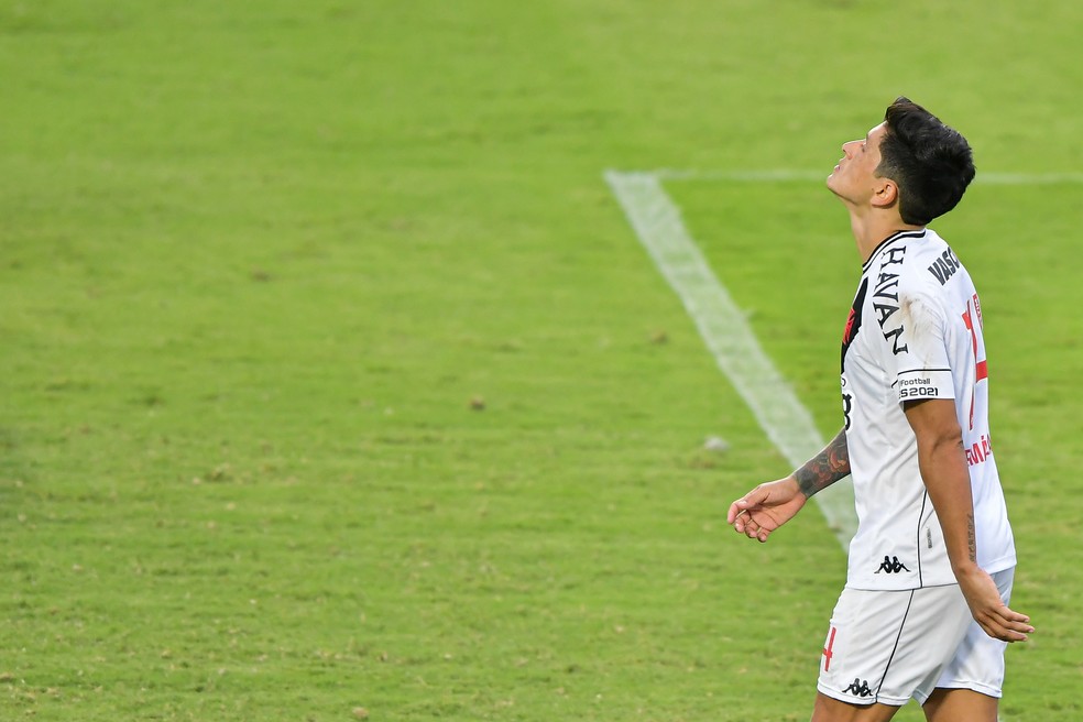 P�nalti desperdi�ado contra o Inter, em fevereiro, foi a primeira falha importante de Cano no Vasco � Foto: Thiago Ribeiro/Ag�ncia Estado