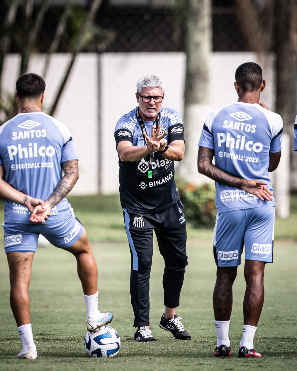 Odair Hellmann no treino do Santos nesta segunda-feira — Foto: Raul Baretta/ Santos FC