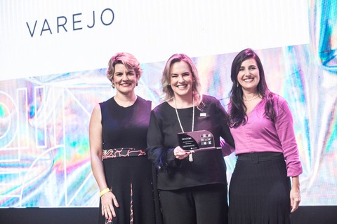 A Lojas Renner foi a vencedora no setor Varejo. Para receber o troféu, a diretora de Operações, Fabiana Silva Taccola, subiu ao palco (Foto: Keiny Andrade)