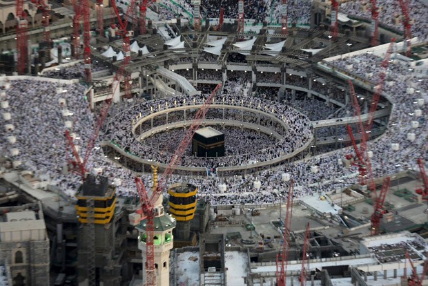Imagem de arquivo mostra vários guindastes com as estruturas suspensas ao redor da Grande Mesquita de Meca (Foto: Ali Al Qarni/Reuters/Arquivo)