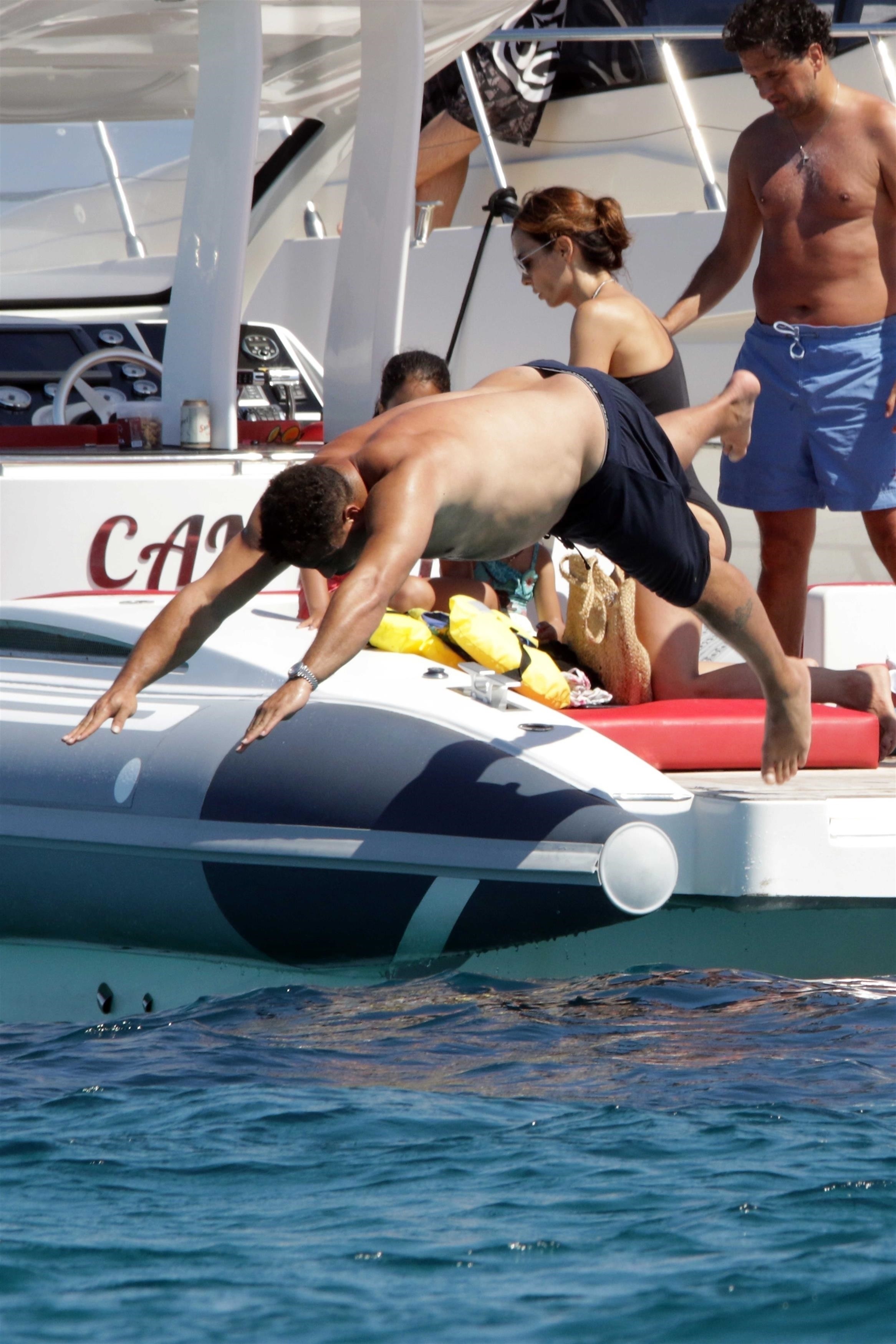Ronaldo prepara um tibum no mar de Formentera  (Foto: Grosby Group)