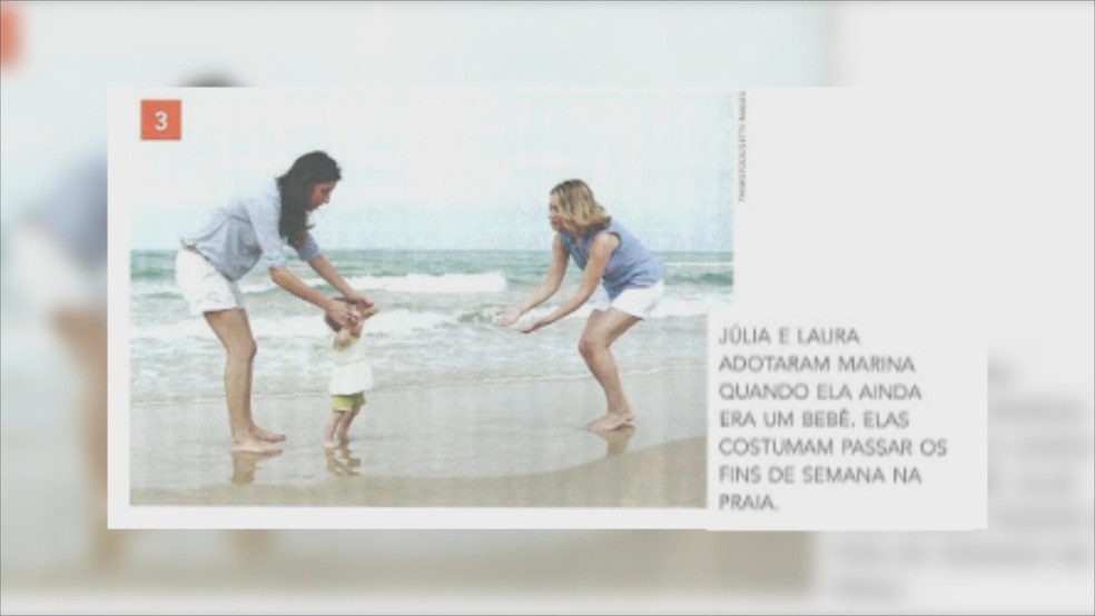 Casal homossexual brinca com a filha em imagem de livro vetado (Foto: Rede Amazônica/ Reprodução)